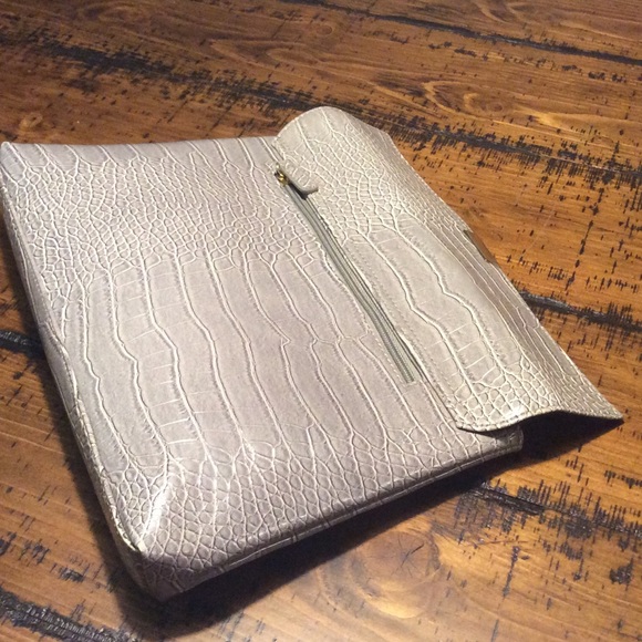 🔥Fierce Faux Crocodile Oversized Clutch💋 - Picture 5 of 7